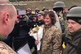 Ucraina, due soldati si sposano ad un posto di blocco vicino a Kiev