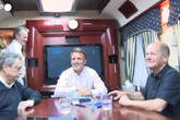 Ucraina, Draghi, Macron e Scholz verso Kiev: le immagini durante il viaggio in treno