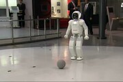 Obama gioca a calcio con il robot Asimo