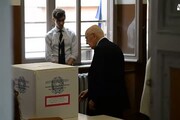 Europee: Napolitano vota a Roma accompagnato dalla moglie