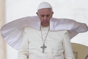 Un soffio di vento solleva la pellegrina di Papa Francesco