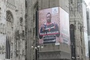 Megaposter di Balotelli sul Duomo di Milano