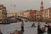 Clooney-Amal a Venezia per nozze, lei chic come Jackie