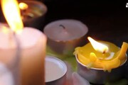 Parigi, candele accese e messaggi di fronte al Bataclan