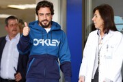 L'ex ferrarista Fernando Alonso lascia l'ospsedale di Barcellona