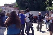 Incidente Roma, fiori e cartelli contro il sindaco Marino