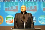Berlusconi cade e scherza: colpa della sinistra