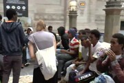 Milano: migranti bivaccano in Stazione Centrale