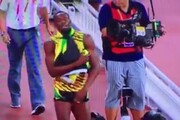 Bolt festeggia vittoria sui 200, cade urtato da cameraman