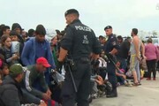 Ungheria blocca migranti e scattano primi 16 arresti
