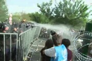 Migranti: nuovi scontri a Horgos, anche cannoni acqua