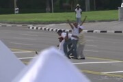 Polizia cubana trascina via tre persone, distribuivano volantini