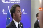 Bruxelles, Renzi e Juncker: pacche e baci all'arrivo al Consiglio ue