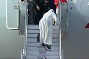 Papa Francesco inciampa sulla scaletta dell'aereo