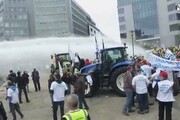 Idranti contro produttori di latte a Bruxelles, poliziotto ferito