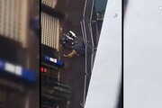 Parigi, attentatore ucciso in strada