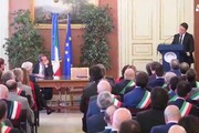 Renzi firma il 'Patto per Napoli' con de Magistris