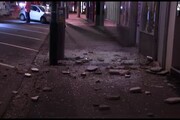 Gente per strada e danni per sisma a Wellington