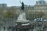 Parigini tornano in place de la Republique