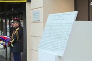 Su una lapide i nomi delle 90 vittime del Bataclan