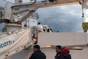 Migranti: attraccata a Cagliari nave con 854 profughi