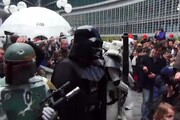 A Milano tutti in fila per scambiarsi i 'rollinz' di Star Wars