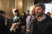 Beppe Grillo arriva in treno a Milano