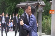 Renzi e i leader del G7 con badili piantano alberi nel tempio