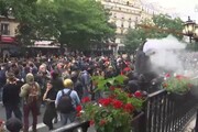 Violenti scontri Parigi, feriti a Republique