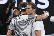L'abbraccio tra Roger Federer e Rafa Nadal al termine della finale degli Australian Open
