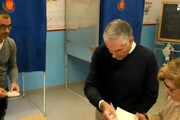 Elezioni in Sicilia, Micari al seggio con la madre