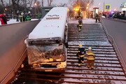 Mosca, autobus si schianta sulle scale della metropolitana