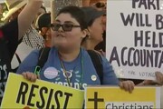 Proteste in Florida per l'arrivo di Trump