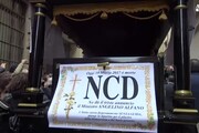 Ap: ex Iena Lucci celebra 'morte' Ncd con carro funebre