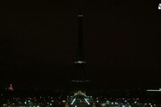 Tour Eiffel spenta per attacco a Londra