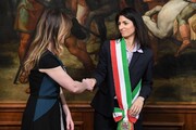 Maria Elena Boschi e Virginia Raggi alla firma degli accordi per le periferie a Palazzo Chigi
