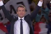 Macron-Le Pen, sfide comizi a Parigi. Me'lenchon in barca
