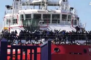 Migranti: a Napoli la nave di Msf con 1500 persone