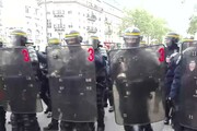 Primo corteo anti-Macron, tensione con la polizia