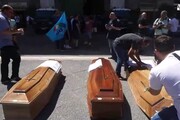 La protesta dei 'seppellitori' a Napoli