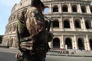 Controlli dell'esercito al Colosseo il giorno dopo l'attentato terroristico a Barcellona