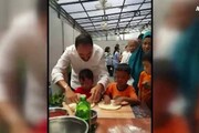 Bambini a lezione di pizza a Giacarta con il 'cuoco contadino'