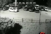 Il furto d'auto in quattro minuti, ladri incastrati da telecamere