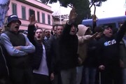 Tifosi della Lazio sotto la Figc, tra cori e saluto romano