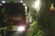Vigili del fuoco al lavoro per una voragine in una strada di Ancona