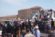 Venezia: no global rimuovono tornello a Piazzale Roma
