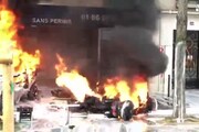 Scontri durante il corteo a Parigi, auto in fiamme
