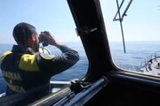 Svuotato barcone migranti, ora su navi Gdf e Frontex