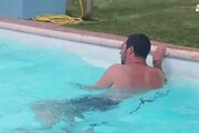 Salvini fa il bagno in piscina nell'azienda confiscata alla mafia