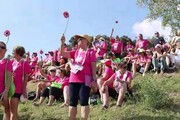 Tremila gerbere nell'Arno contro il tumore al seno